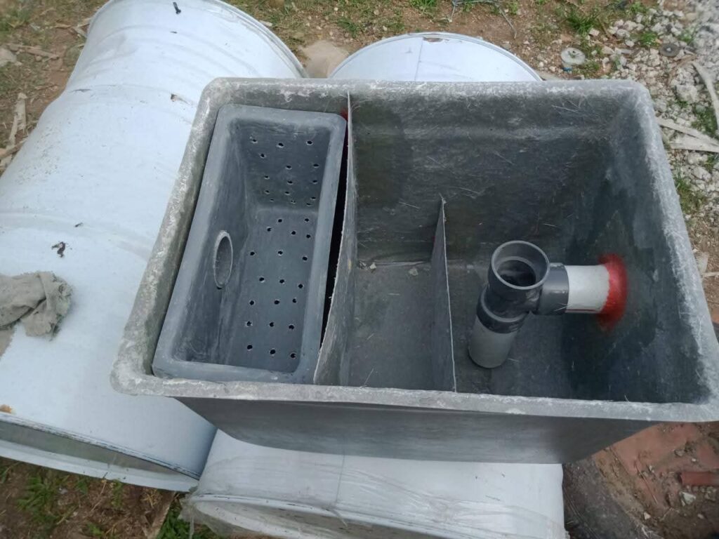 tampak-dalam-grease-trap-fiberglass-penjebak-lemak-tangerang-warna-abu