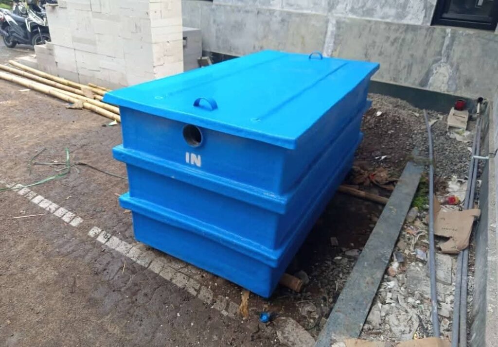 tampak-depan-grease-trap-fiberglass-penjebak-lemak-tangerang-warna-biru
